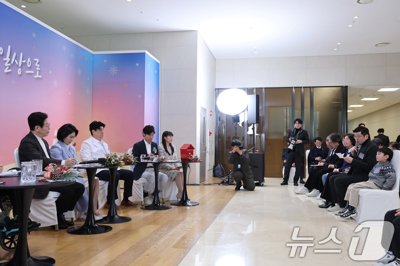 본문 이미지 - 이재명 대통령이 24일 서울 서대문구 신촌세브란스 연세암병원 중입자치료센터에서 열린 희귀질환 환우·가족 현장소통에서 참석자들의 질의를 경청하고 있다. 2025.12.24/뉴스1 ⓒ News1 이재명 기자