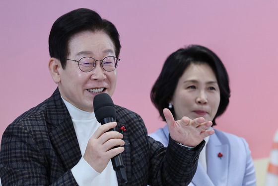 환우들과 대화 나누는 이재명 대통령