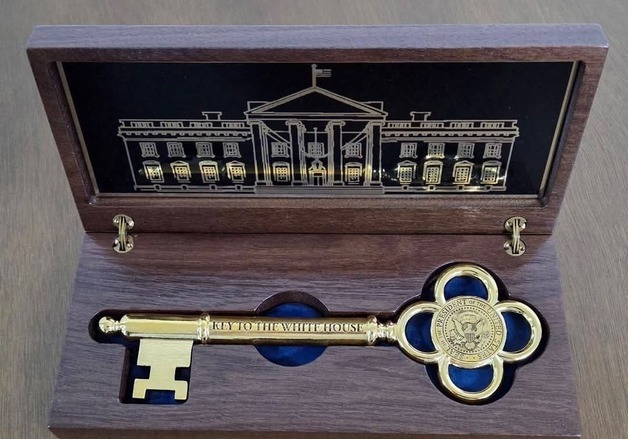 트럼프, 마지막 '백악관 황금열쇠' 李대통령에 선물…전세계 5개뿐