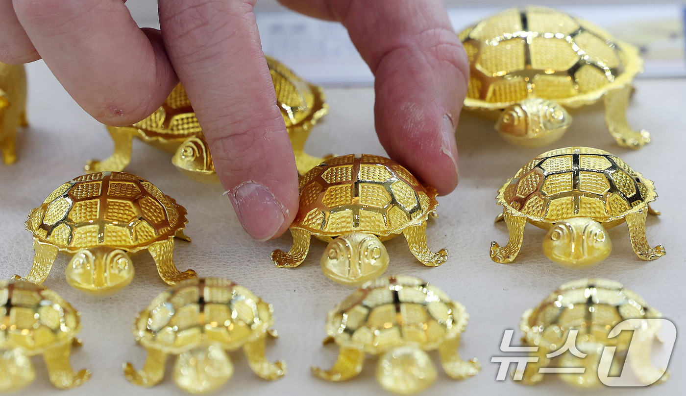 (서울=뉴스1) 박지혜 기자 = 금값이 고공행진 중인 24일 서울 종로구 한국금거래소 종로본점에서 직원이 금제품을 정리하고 있다.이날 한국금거래소에 따르면 전일 기준 국내 금값은 …