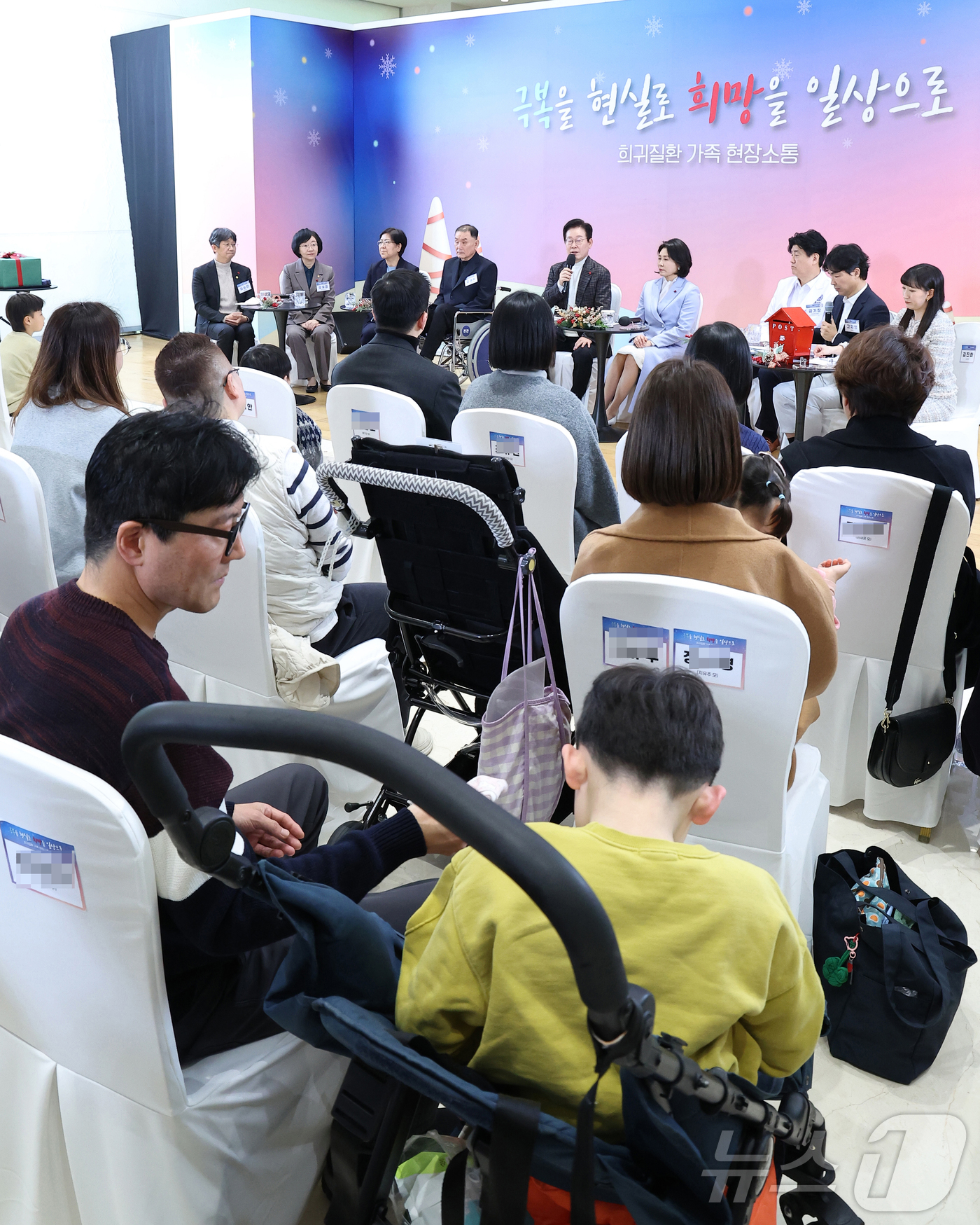 (서울=뉴스1) 이재명 기자 = 이재명 대통령이 24일 서울 서대문구 신촌세브란스 연세암병원 중입자치료센터에서 열린 희귀질환 환우·가족 현장소통에서 인사말을 하고 있다. (대통령실 …