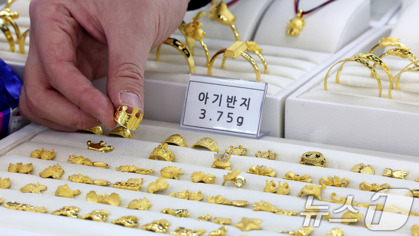 (서울=뉴스1) 박지혜 기자 = 금값이 고공행진 중인 24일 서울 종로구 한국금거래소 종로본점에서 직원이 금제품을 정리하고 있다.이날 한국금거래소에 따르면 전일 기준 국내 금값은 …