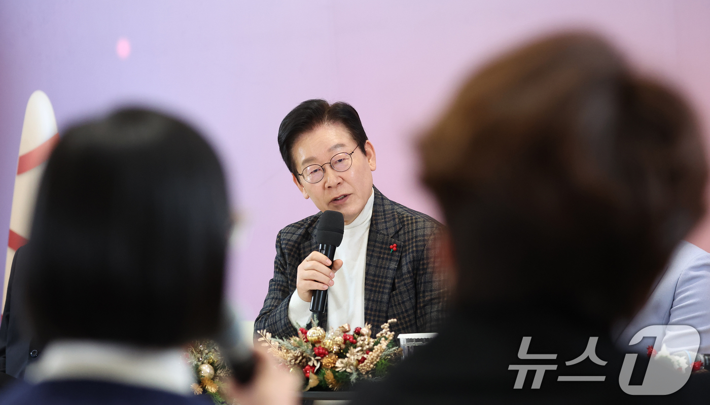 (서울=뉴스1) 이재명 기자 = 이재명 대통령이 24일 서울 서대문구 신촌세브란스 연세암병원 중입자치료센터에서 열린 희귀질환 환우·가족 간담회에서 발언하고 있다. (대통령실 통신사 …