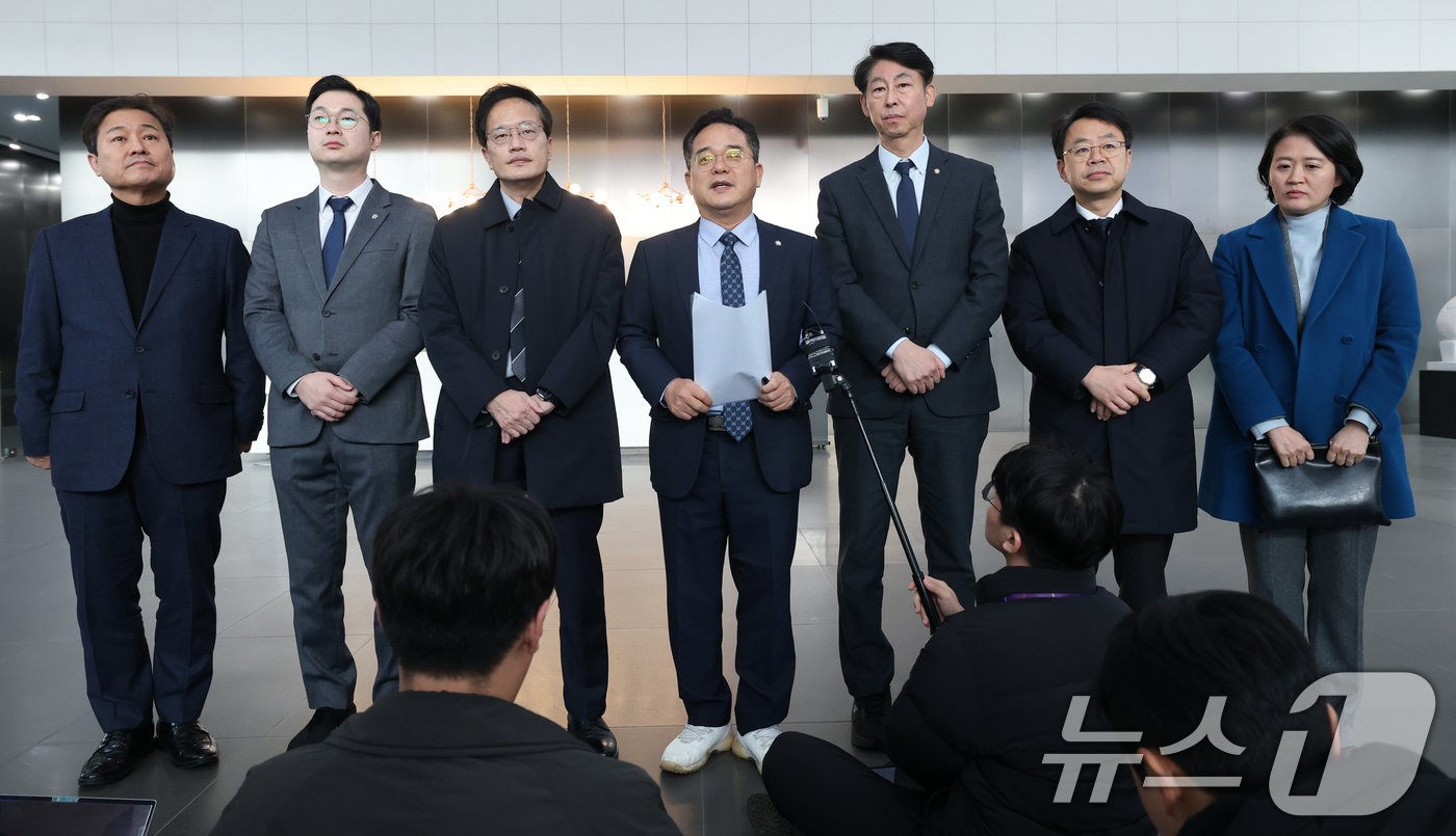 (서울=뉴스1) 오대일 기자 = 더불어민주당 을지로위원회 민병덕 위원장(왼쪽 네번째)과 소속 의원들이 24일 오후 3370만 건의 개인정보 유출사고가 발생한 서울 송파구 쿠팡 본사 …