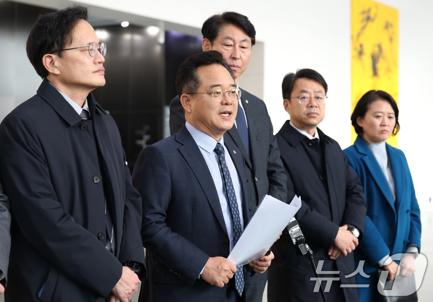 (서울=뉴스1) 오대일 기자 = 더불어민주당 을지로위원회 민병덕 위원장(왼쪽 두번째)과 소속 의원들이 24일 오후 3370만 건의 개인정보 유출사고가 발생한 서울 송파구 쿠팡 본사 …