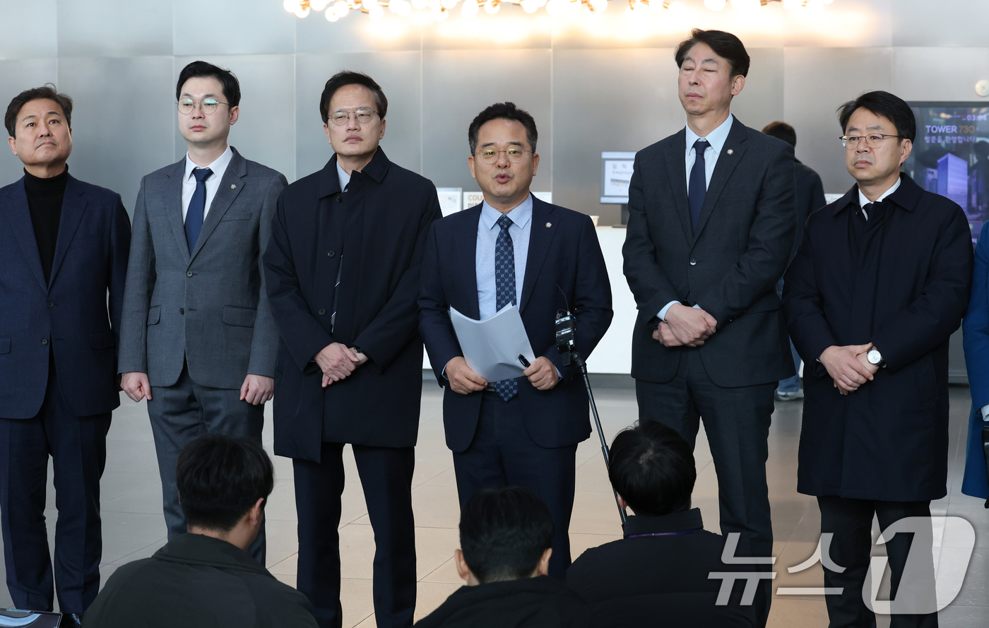 (서울=뉴스1) 오대일 기자 = 더불어민주당 을지로위원회 민병덕 위원장과 소속 의원들이 24일 오후 3370만 건의 개인정보 유출사고가 발생한 서울 송파구 쿠팡 본사를 항의 방문해 …