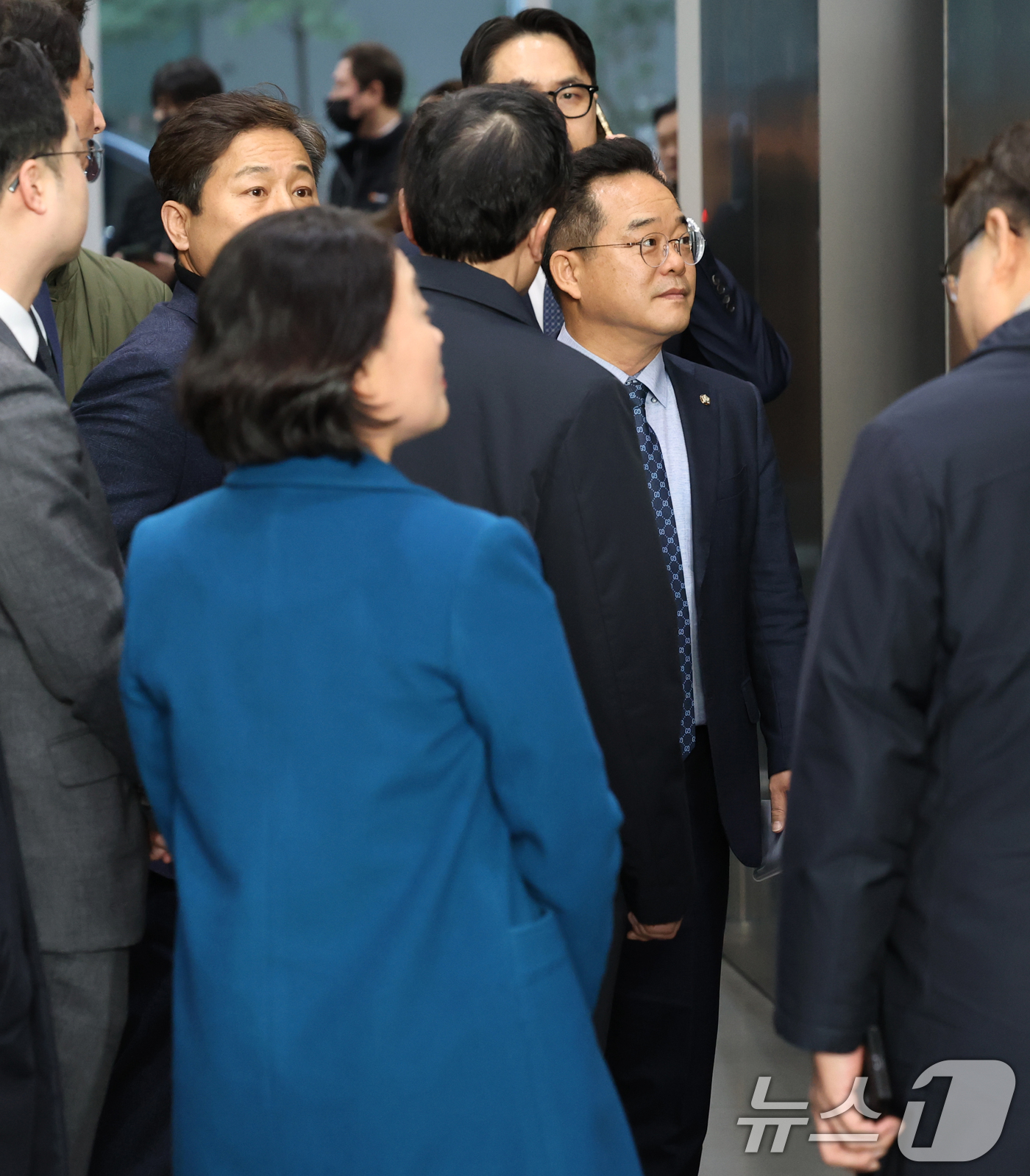 (서울=뉴스1) 오대일 기자 = 더불어민주당 을지로위원회 민병덕 위원장과 소속 의원들이 24일 오후 3370만 건의 개인정보 유출사고가 발생한 서울 송파구 쿠팡 본사를 항의 방문해 …