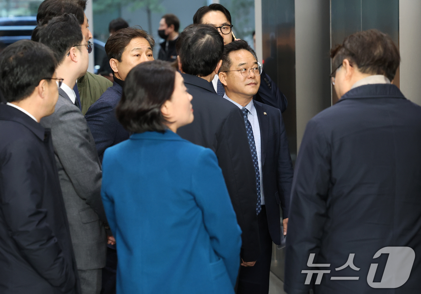 (서울=뉴스1) 오대일 기자 = 더불어민주당 을지로위원회 민병덕 위원장과 소속 의원들이 24일 오후 3370만 건의 개인정보 유출사고가 발생한 서울 송파구 쿠팡 본사를 항의 방문해 …