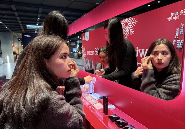 "나도 오늘은 K-아이돌"…'윈터 글램 서울'에서 K-뷰티 체험