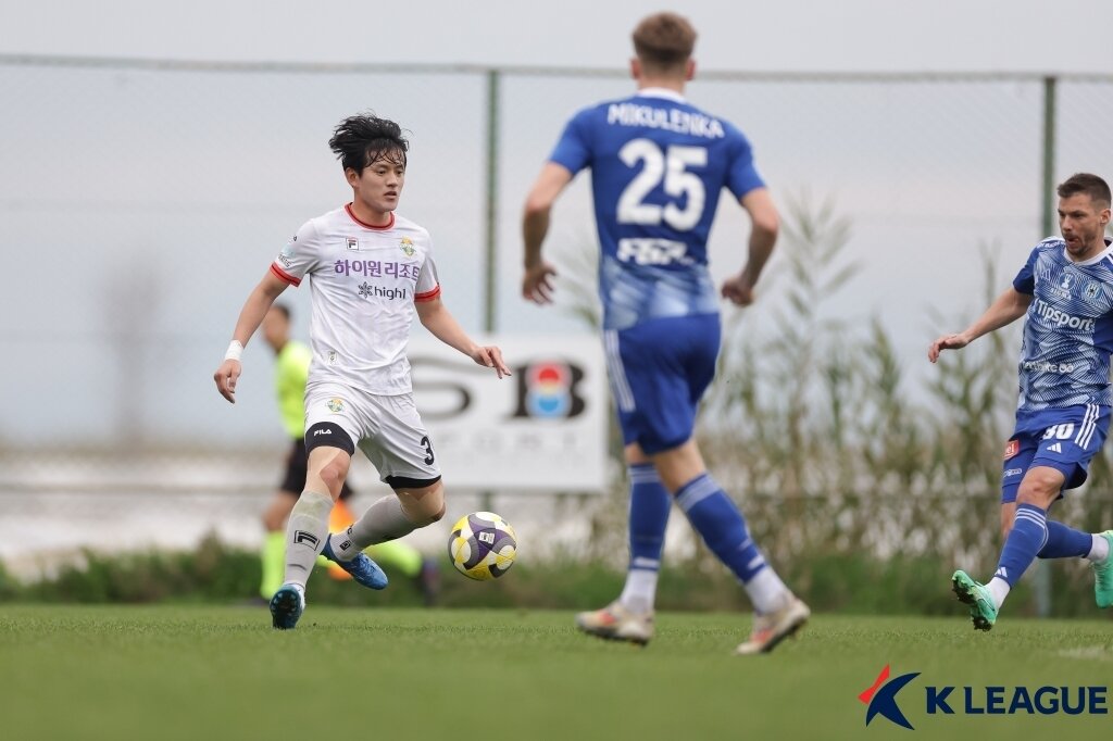 본문 이미지 - 3년 연속 튀르키예 안탈리아로 떠나는 강원FC. 지난 겨울 안탈리아에서 연습 경기 중인 강원의 모습. (한국프로축구연맹 제공)