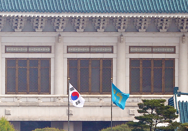 29일 0시 봉황기 올리는 청와대…'구중궁궐' 굴레 벗고 소통의 시대로