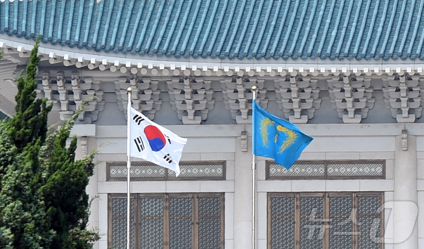 (서울=뉴스1) 김진환 기자 = 대통령 집무실이 청와대로 공식 이전함에 따라 오는 29일부터 봉황기가 청와대에 게양된다.대통령실은 24일 언론 공지를 통해 "봉황기가 29일 0시 …