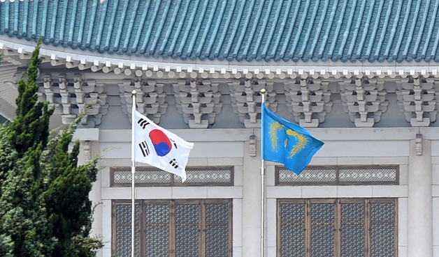 용산 대통령실 봉황기, 29일 0시 하기…청와대 게양