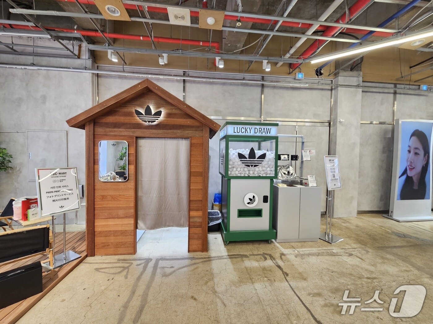 본문 이미지 - ABC마트 팝업스토어 내부 모습.ⓒ 뉴스1/김진희 기자.