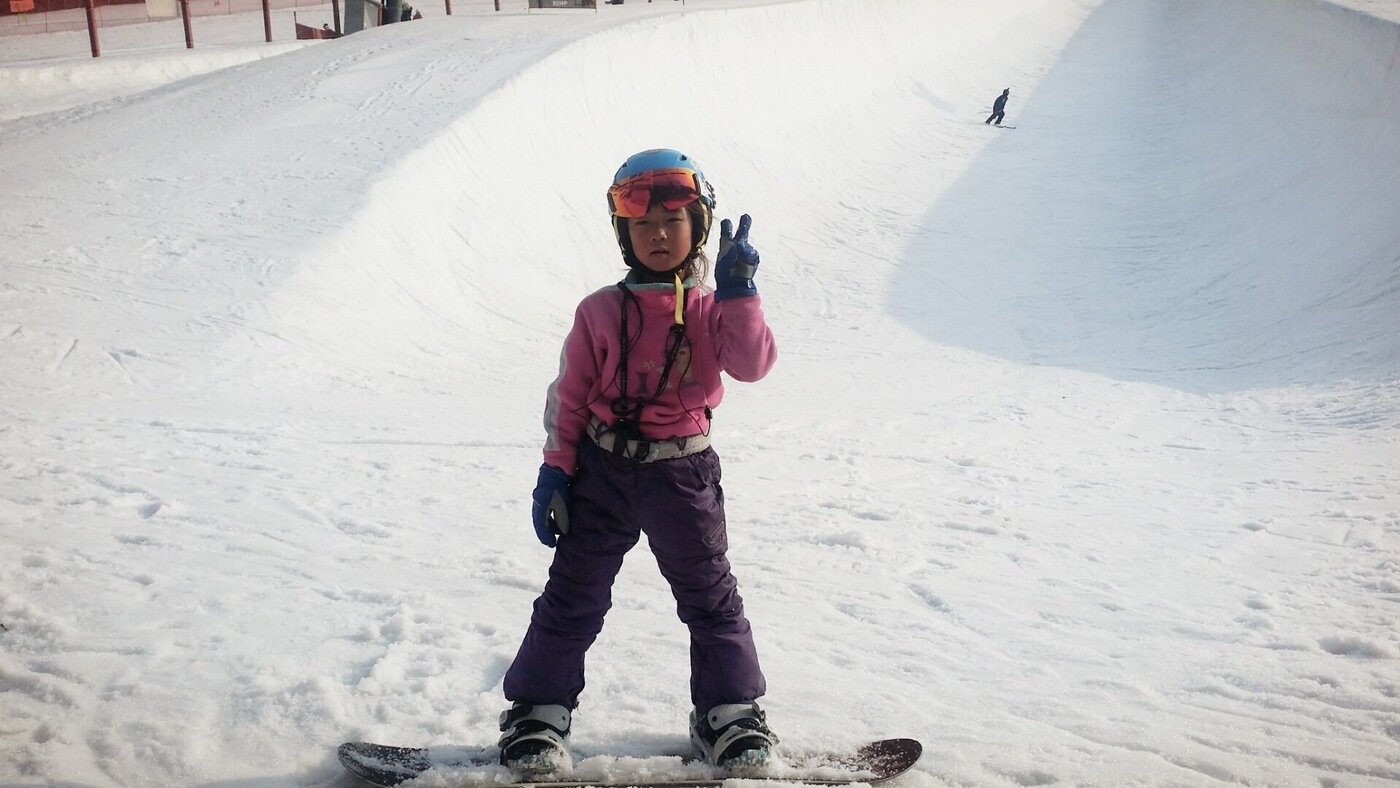 본문 이미지 - 어린 시절 최가온이 스노보드를 타던 모습. (올댓스포츠 제공)