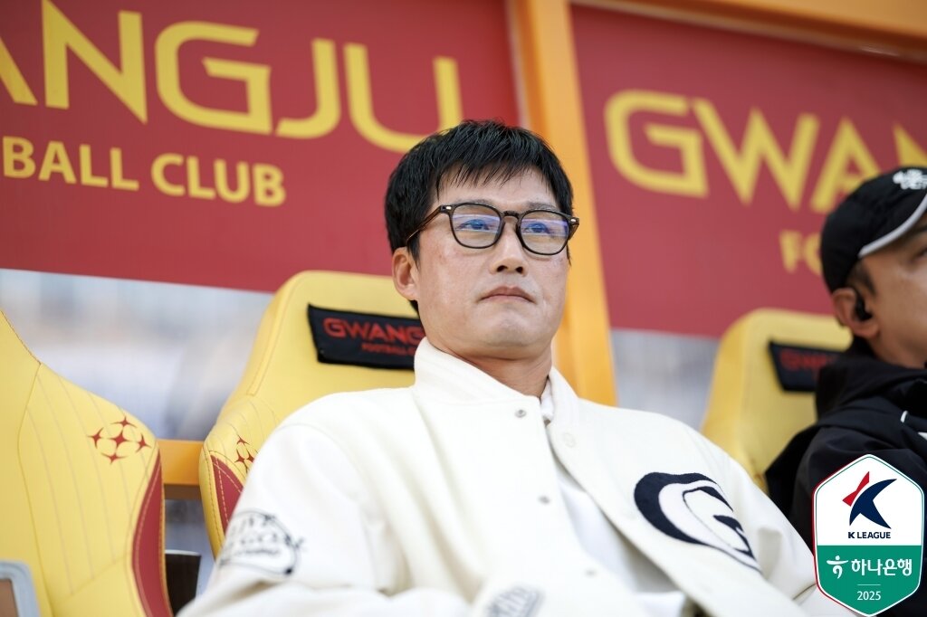 본문 이미지 - 광주FC를 이끌며 많은 것을 이룬 이정효 감독은 더 큰 무대로 나아가기 위한 도전을 택했다. (한국프로축구연맹 제공)