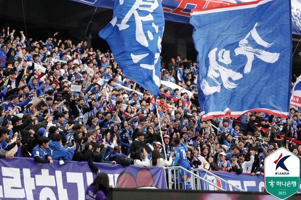 본문 이미지 - 최고 인기구단 수원삼성은 과거의 화려한 시간을 되찾을 수 있을까. (한국프로축구연맹 제공)