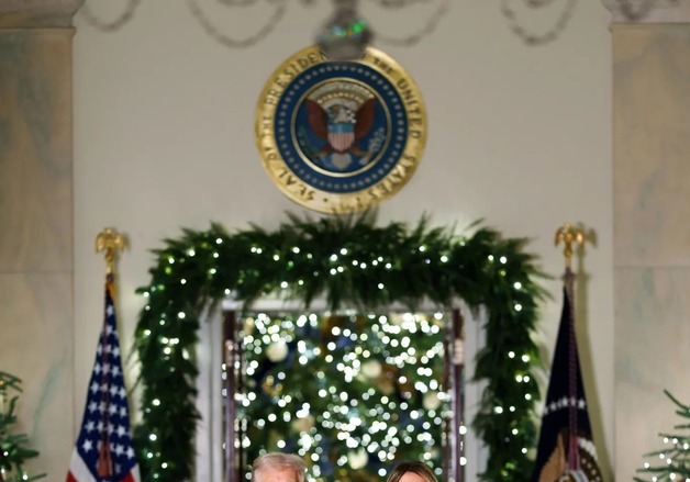 '올블랙' 트럼프 부부 크리스마스 인사…굳은 얼굴에 추측 무성