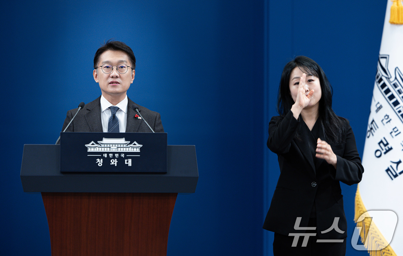 (서울=뉴스1) 이재명 기자 = 김남준 대통령실 대변인이 24일 청와대 춘추관에서 희귀질환 환우·가족 현장소통 관련 브리핑을 하고 있다. 2025.12.24/뉴스1