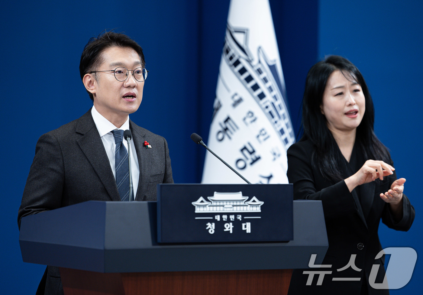 (서울=뉴스1) 이재명 기자 = 김남준 대통령실 대변인이 24일 청와대 춘추관에서 희귀질환 환우·가족 현장소통 관련 브리핑을 하고 있다. 2025.12.24/뉴스1