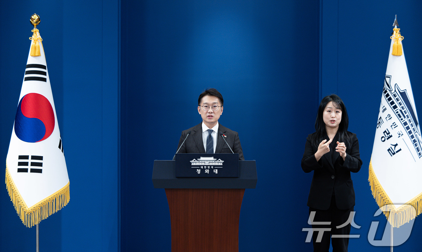 (서울=뉴스1) 이재명 기자 = 김남준 대통령실 대변인이 24일 청와대 춘추관에서 희귀질환 환우·가족 현장소통 관련 브리핑을 하고 있다. 2025.12.24/뉴스1