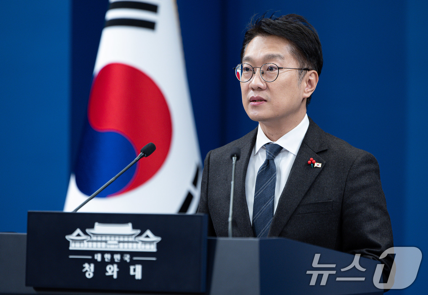 (서울=뉴스1) 이재명 기자 = 김남준 대통령실 대변인이 24일 청와대 춘추관에서 희귀질환 환우·가족 현장소통 관련 브리핑을 하고 있다. 2025.12.24/뉴스1