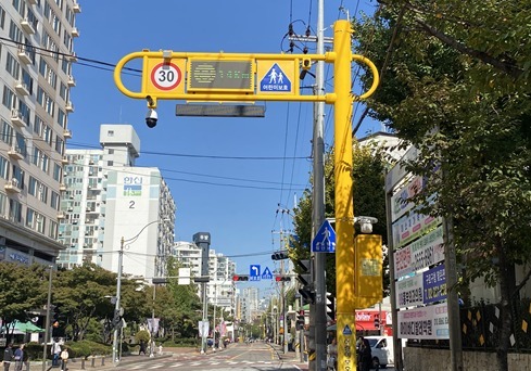 '스마트폴' 설치로 교통사고 줄고 보행자·운전자 시야 좋아졌다