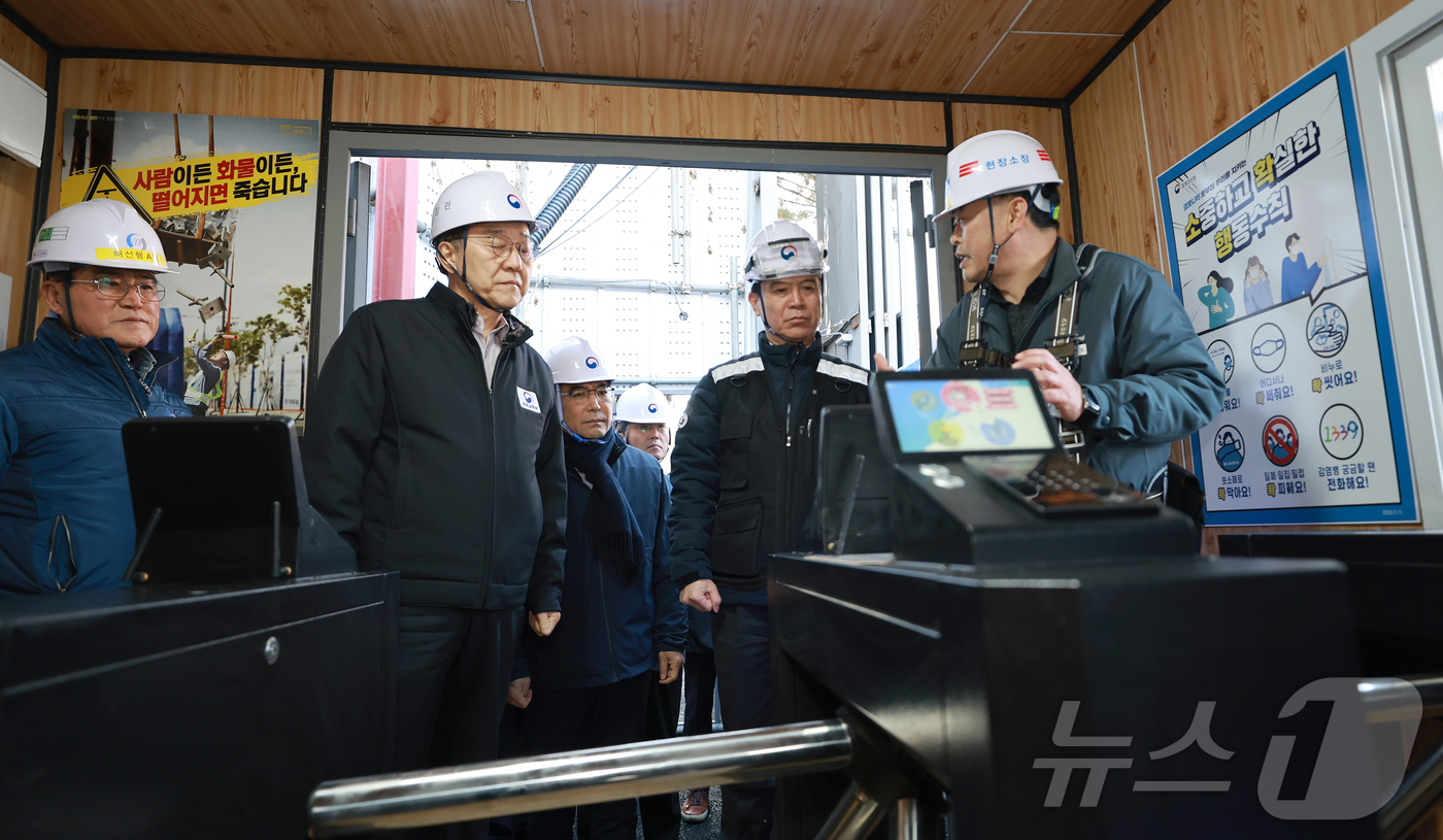 (서울=뉴스1) = 김영훈 고용노동부 장관과 김윤덕 국토교통부 장관이 24일 오후 서울 동작구 한국토지주택공사(LH) 공공분양주택 신축 공사 현장에서 열린 국토부·노동부 공공분양주 …