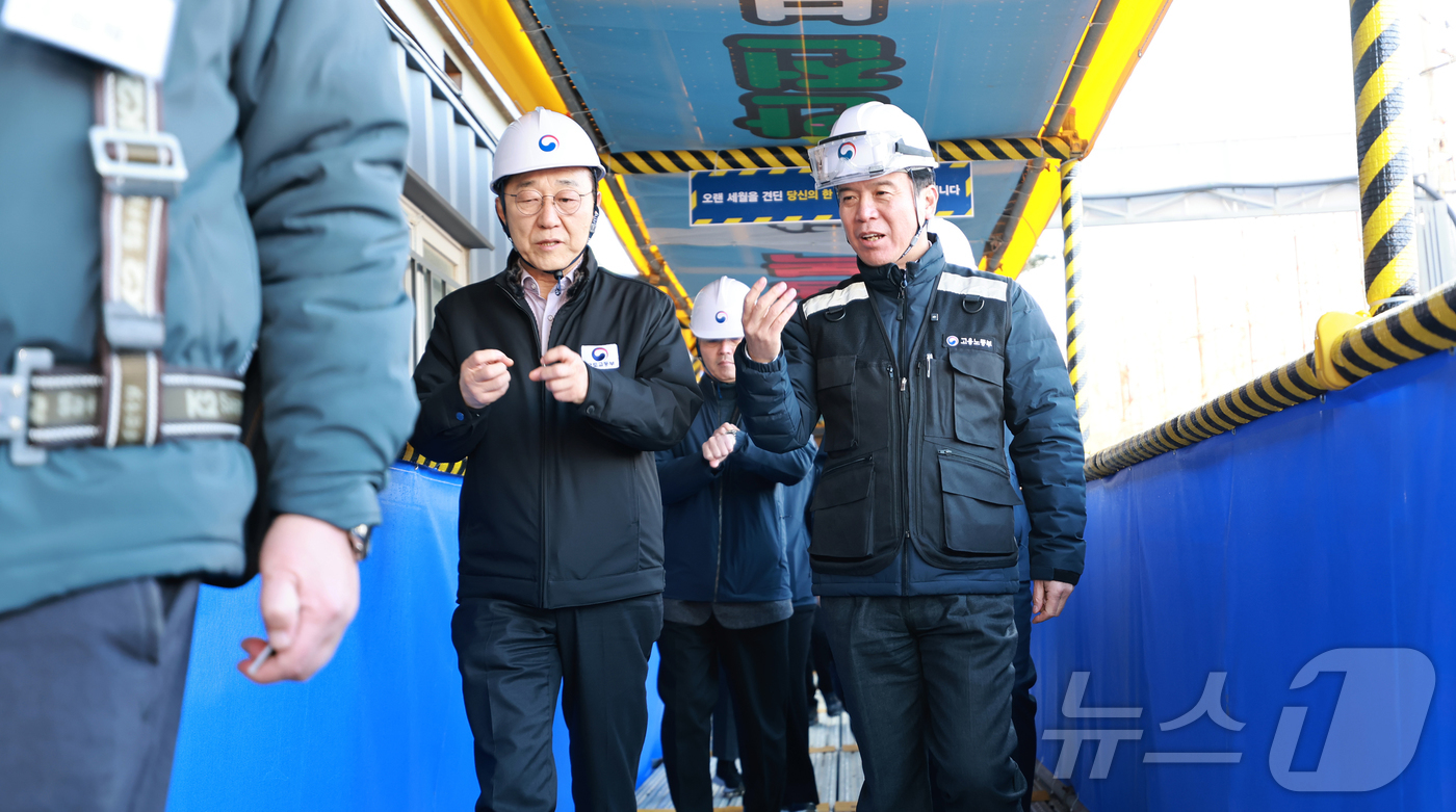 (서울=뉴스1) = 김영훈 고용노동부 장관과 김윤덕 국토교통부 장관이 24일 오후 서울 동작구 한국토지주택공사(LH) 공공분양주택 신축 공사 현장에서 열린 국토부·노동부 공공분양주 …