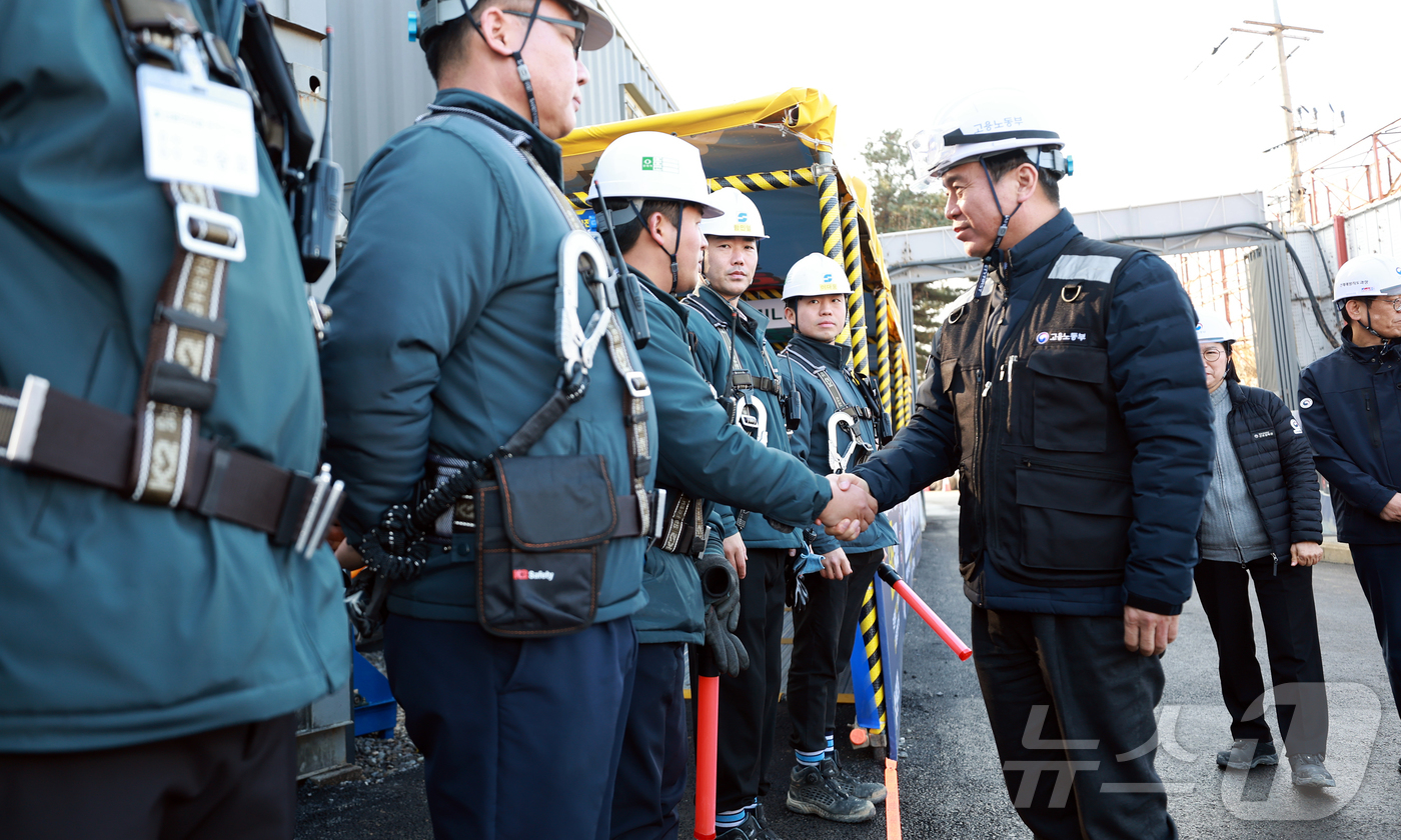 (서울=뉴스1) = 김영훈 고용노동부 장관이 24일 오후 서울 동작구 한국토지주택공사(LH) 공공분양주택 신축 공사 현장에서 열린 국토부·노동부 공공분양주택 신축 공사 현장 불법하 …