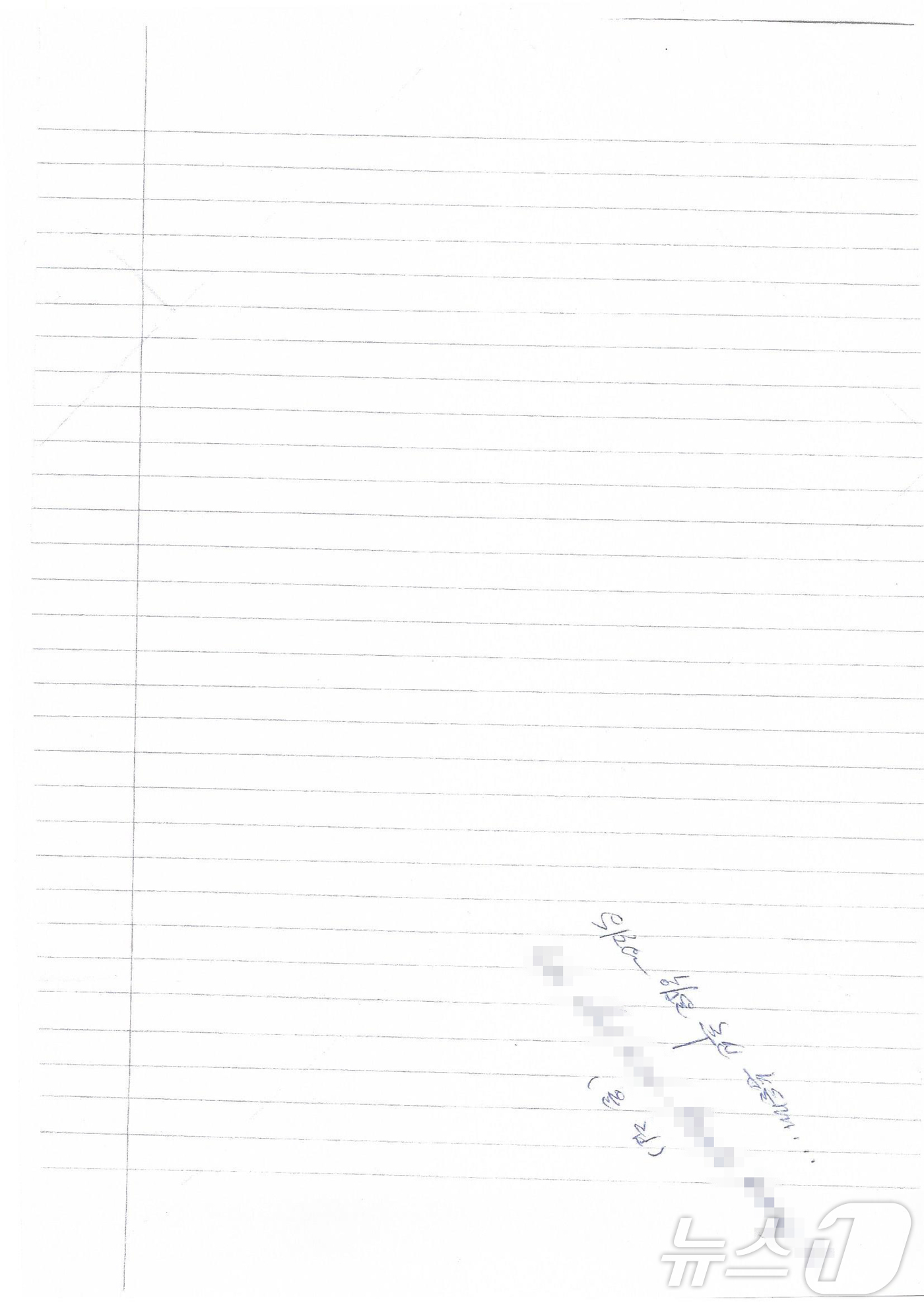 (서울=뉴스1) = 장세율 탈북민단체 겨레얼통일연대 대표가 24일 우크라이나군에 생포된 북한군 포로 2명이 한국으로의 귀순 의사를 밝히는 친필 편지를 공개했다. (겨레얼통일연대 제 …