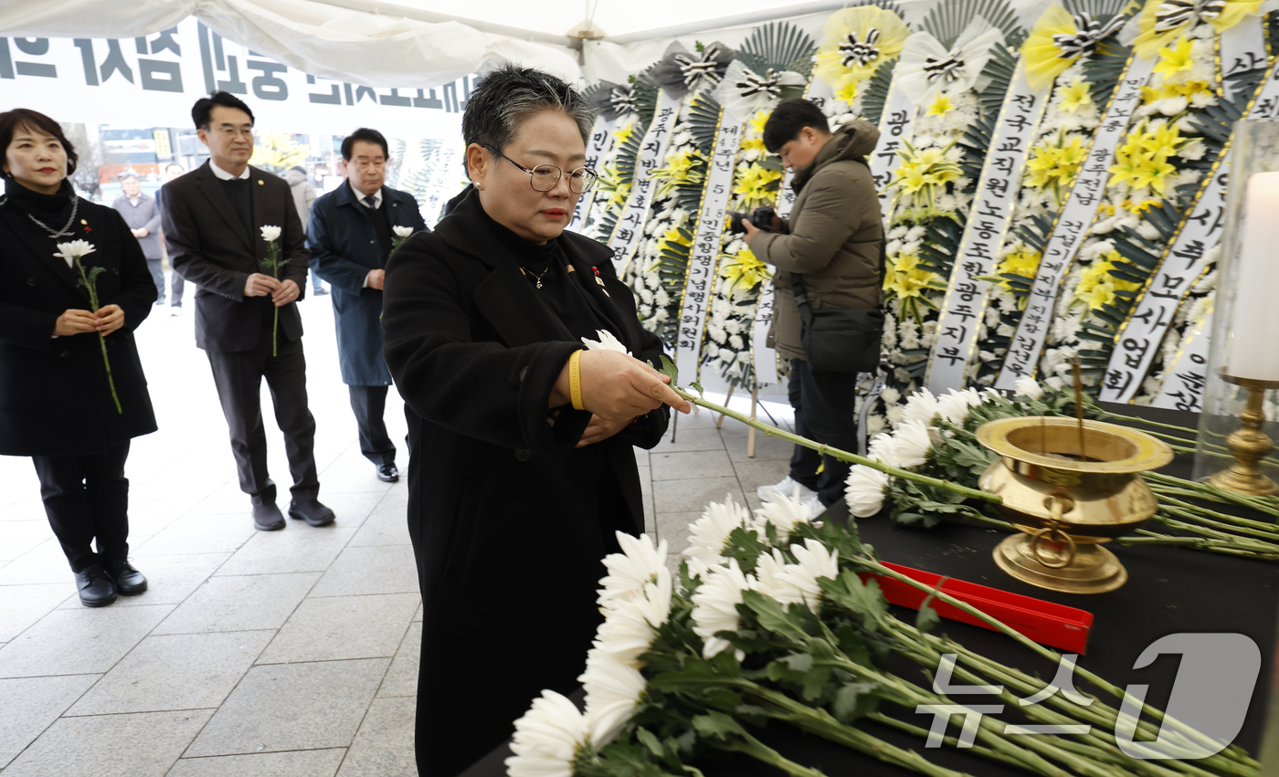 (광주=뉴스1) 김태성 기자 = 24일 광주광역시 동구의회 문선화 의장과 의원들이 5.18민주광장에 마련된 광주대표도서관 붕괴 참사 희생자 시민분향소를 찾아 참배하고 있다.  20 …