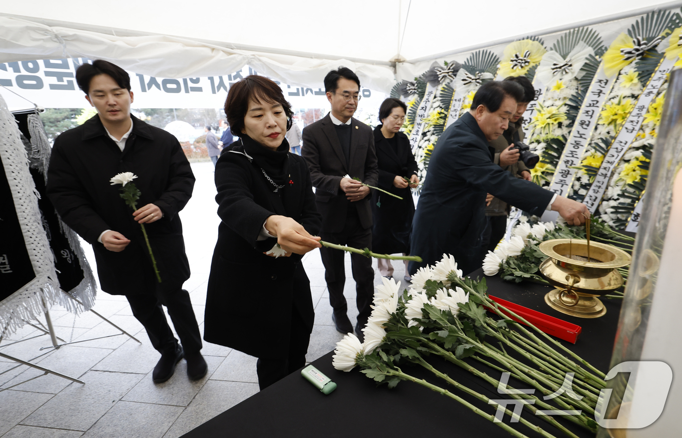 (광주=뉴스1) 김태성 기자 = 24일 광주광역시 동구의회 문선화 의장과 의원들이 5.18민주광장에 마련된 광주대표도서관 붕괴 참사 희생자 시민분향소를 찾아 참배하고 있다.  20 …