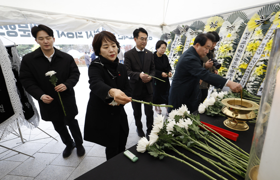 도서관참사 분향소 참배하는 동구의원들