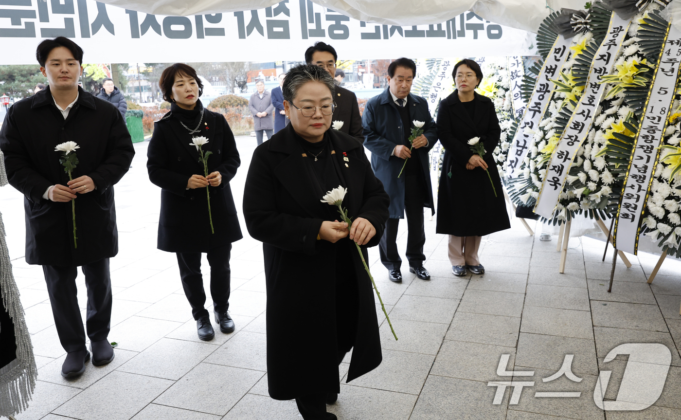 (광주=뉴스1) 김태성 기자 = 24일 광주광역시 동구의회 문선화 의장과 의원들이 5.18민주광장에 마련된 광주대표도서관 붕괴 참사 희생자 시민분향소를 찾아 참배하고 있다.  20 …