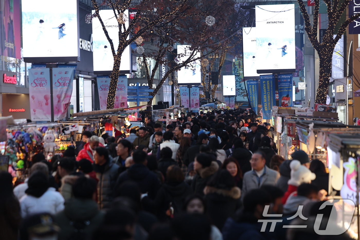 (서울=뉴스1) 황기선 기자 = 크리스마스 이브인 24일 오후 서울 중구 명동거리가 성탄절 분위기를 만끽하려는 시민과 관광객들로 북적이고 있다. 2025.12.24/뉴스1