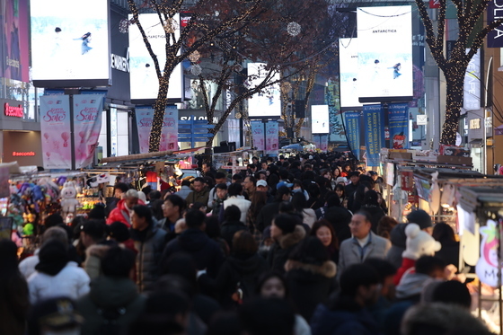 북적이는 명동거리