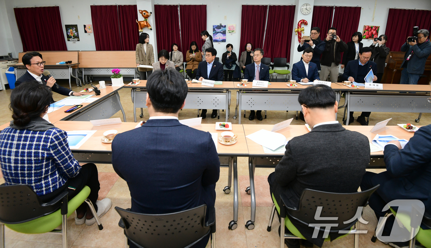 (청주=뉴스1) 김용빈 기자 = 김민석 국무총리가 24일 충북 청주시 흥덕구 늘푸른아동원을 방문해 인사말을 하고 있다. (충북사진공동취재단) 2025.12.24/뉴스1