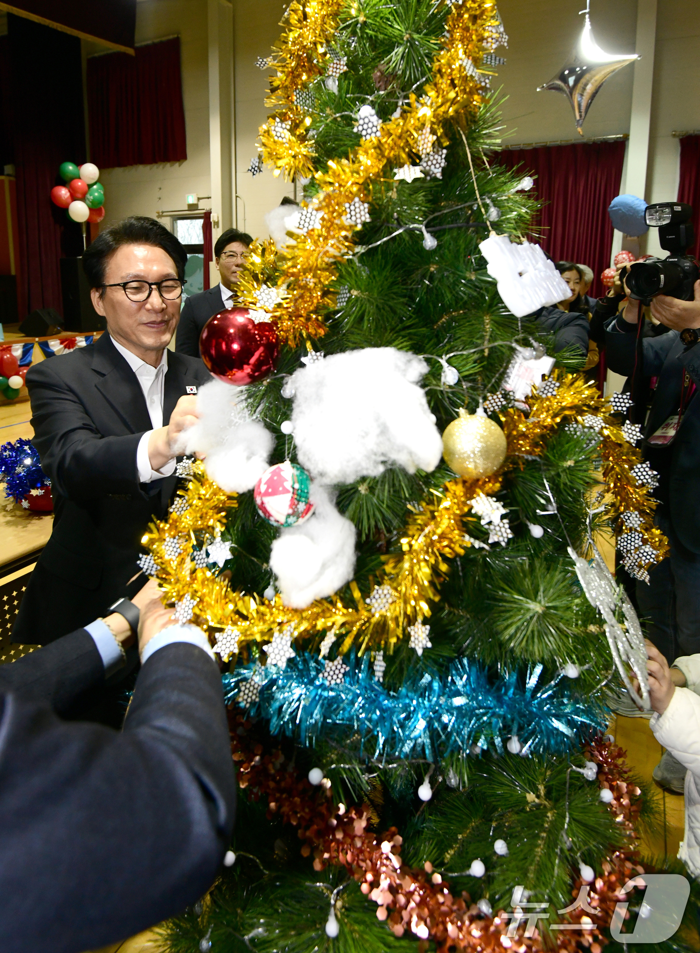 (청주=뉴스1) 김용빈 기자 = 김민석 국무총리가 24일 충북 청주시 흥덕구 늘푸른아동원을 방문해 아이들과 함께 크리스마스 트리를 만들고 있다. (충북사진공동취재단) 2025.12 …