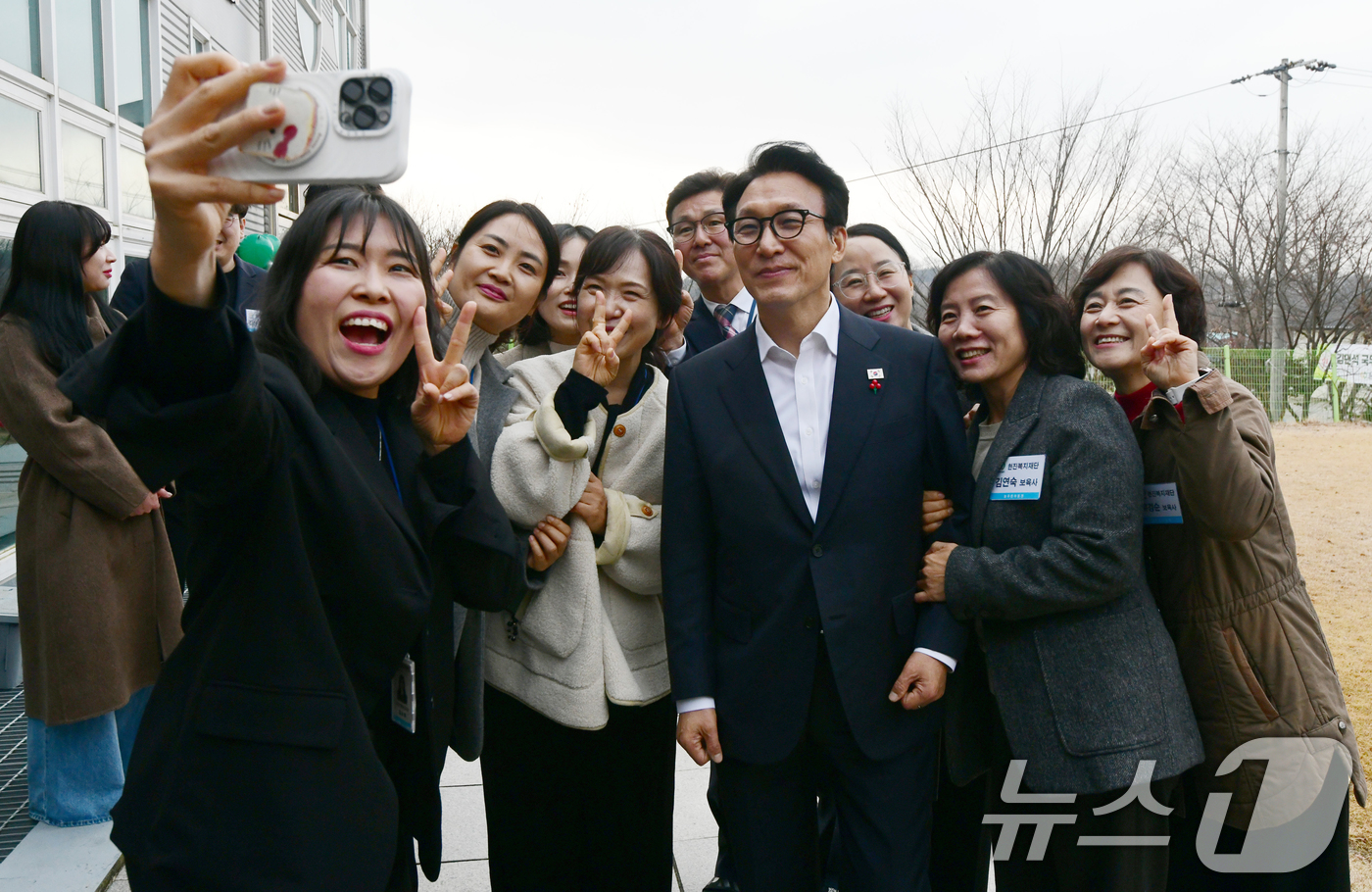 (청주=뉴스1) 김용빈 기자 = 김민석 국무총리가 24일 충북 청주시 흥덕구 늘푸른아동원을 찾아 직원들과 기념촬영하고 있다. (충북사진공동취재단) 2025.12.24/뉴스1