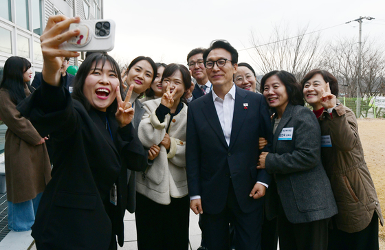 김민석 총리, 직원들과 기념촬영