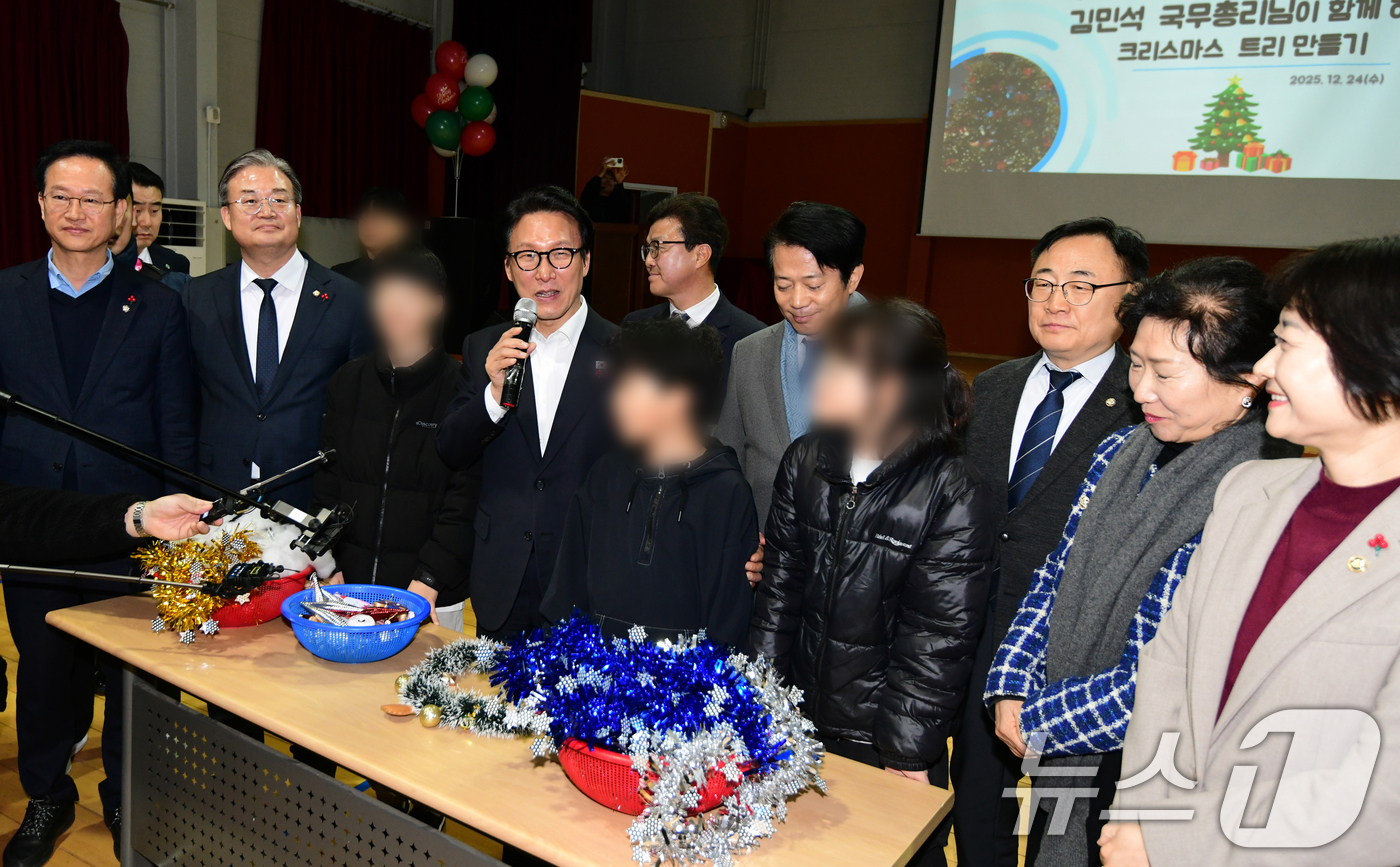 (청주=뉴스1) 김용빈 기자 = 김민석 국무총리가 24일 충북 청주시 흥덕구 늘푸른아동원을 찾아 인사말을 하고 있다. (충북사진공동취재단) 2025.12.24/뉴스1