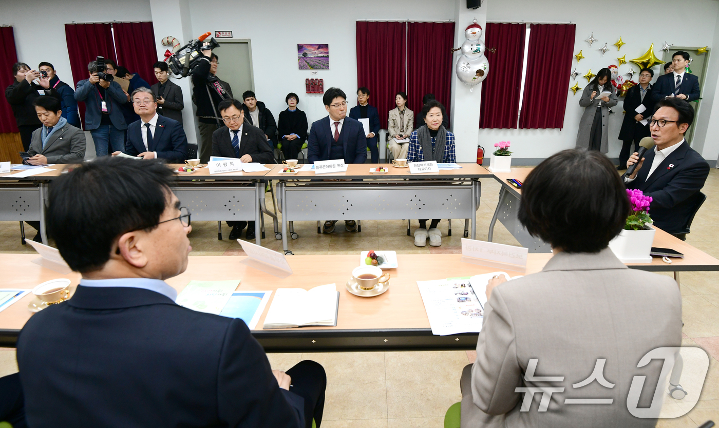 (청주=뉴스1) 김용빈 기자 = 김민석 국무총리가 24일 충북 청주시 흥덕구 늘푸른아동원을 방문해 인사말을 하고 있다. (충북사진공동취재단) 2025.12.24/뉴스1