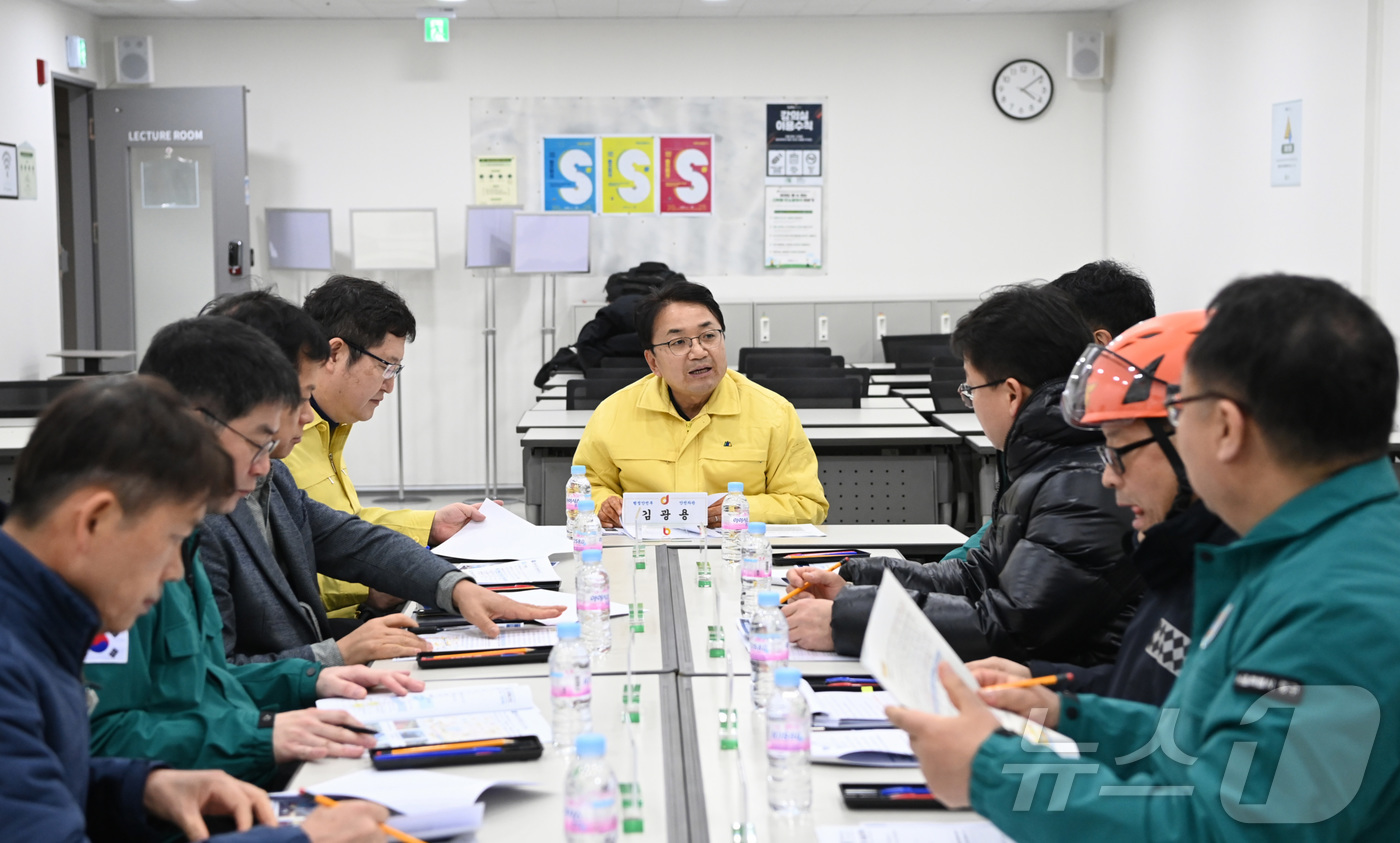 (서울=뉴스1) = 김광용 행정안전부 재난안전관리본부장이 24일 서울 명동 관광특구 현장 종합상황실에서 성탄절 대비 인파 안전관리 대책을 보고받고, 인파사고 예방을 위한 철저한 안 …