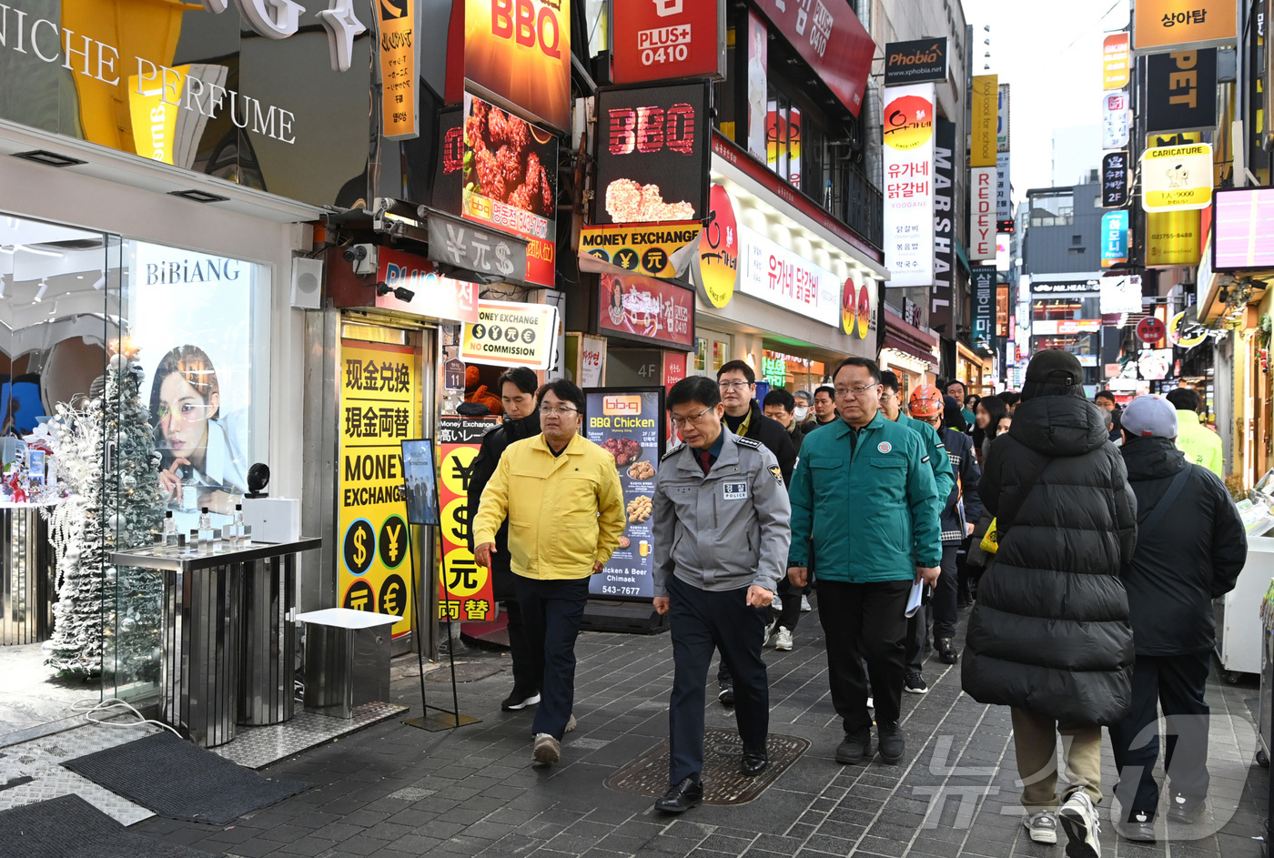 (서울=뉴스1) = 김광용 행정안전부 재난안전관리본부장이 24일 서울 명동 관광특구를 찾아 병목구간의 위험 요인을 점검하고, 긴급 신고용 비상벨과 인파감지 CCTV 등의 정상 작동 …