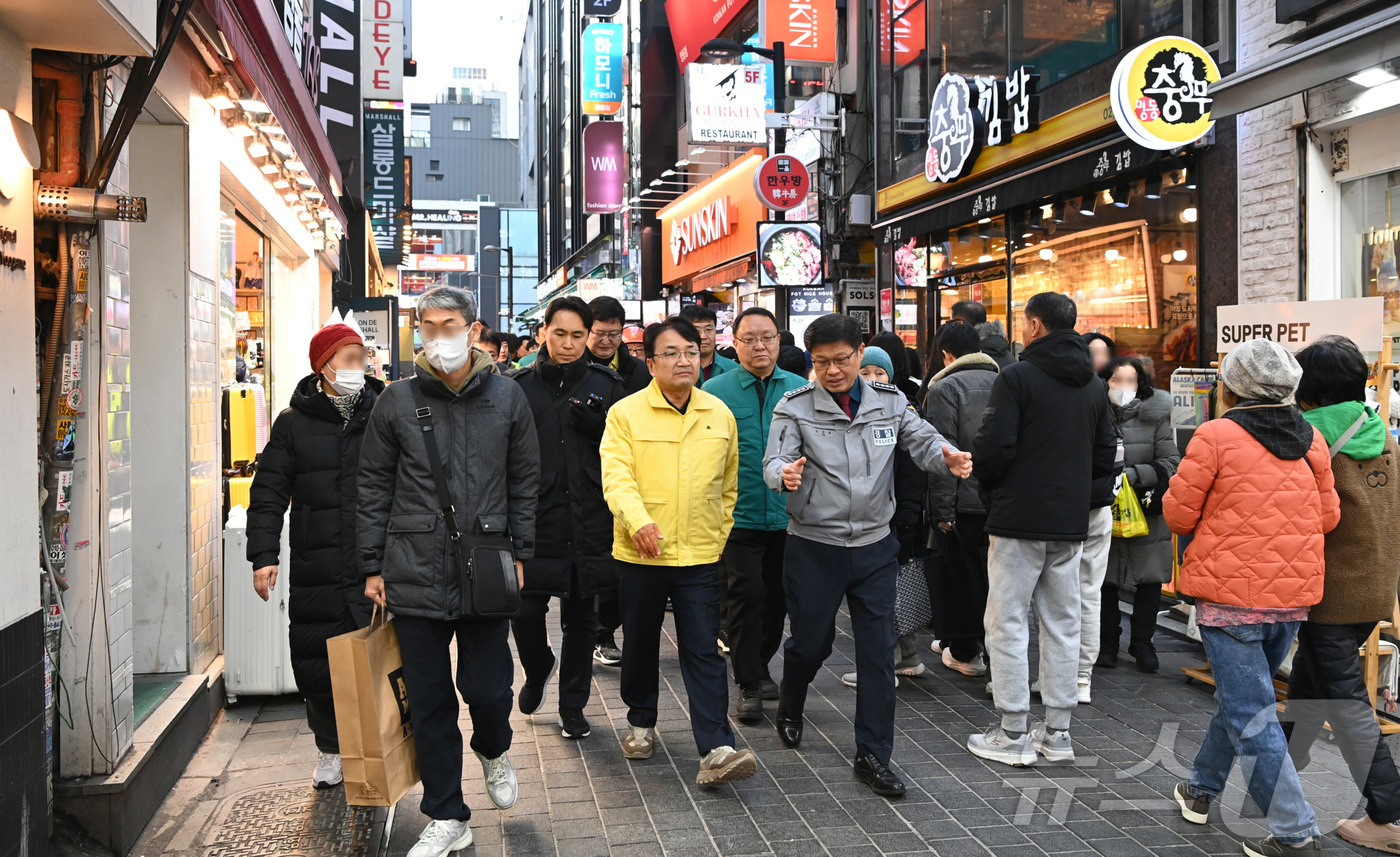 (서울=뉴스1) = 김광용 행정안전부 재난안전관리본부장이 24일 서울 명동 관광특구를 찾아 병목구간의 위험 요인을 점검하고, 긴급 신고용 비상벨과 인파감지 CCTV 등의 정상 작동 …