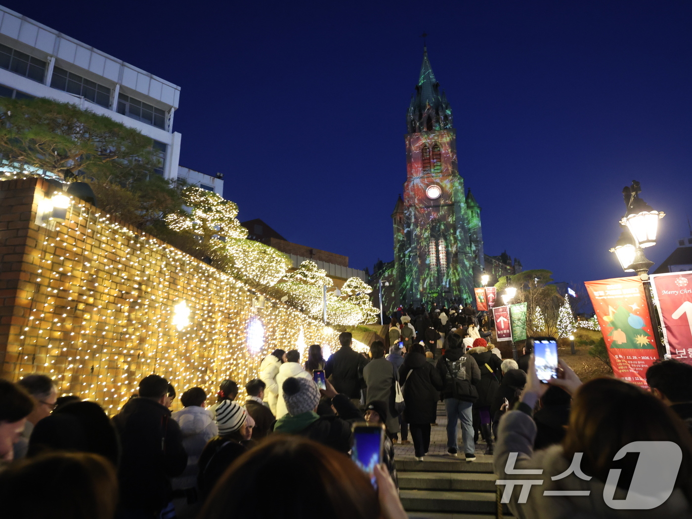 (서울=뉴스1) 황기선 기자 = 크리스마스 이브인 24일 서울 중구 명동성당 외벽에 아기예수의 탄생을 축하하는 미디어파시드가 펼쳐지고 있다.  2025.12.24/뉴스1
