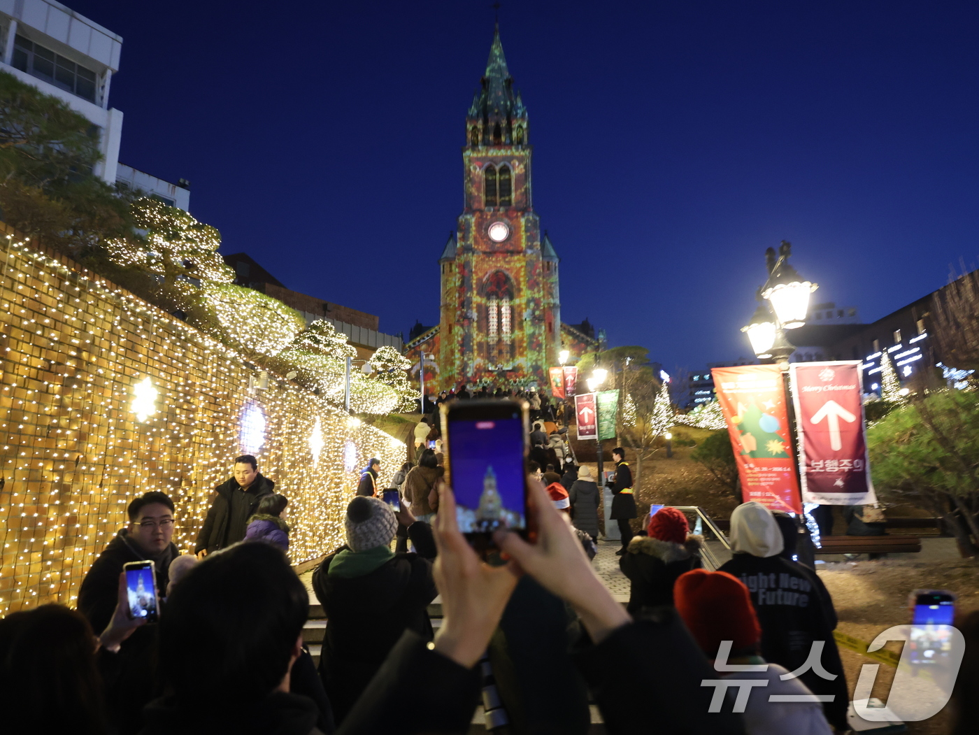 (서울=뉴스1) 황기선 기자 = 크리스마스 이브인 24일 서울 중구 명동성당 외벽에 아기예수의 탄생을 축하하는 미디어파시드가 펼쳐지고 있다.  2025.12.24/뉴스1