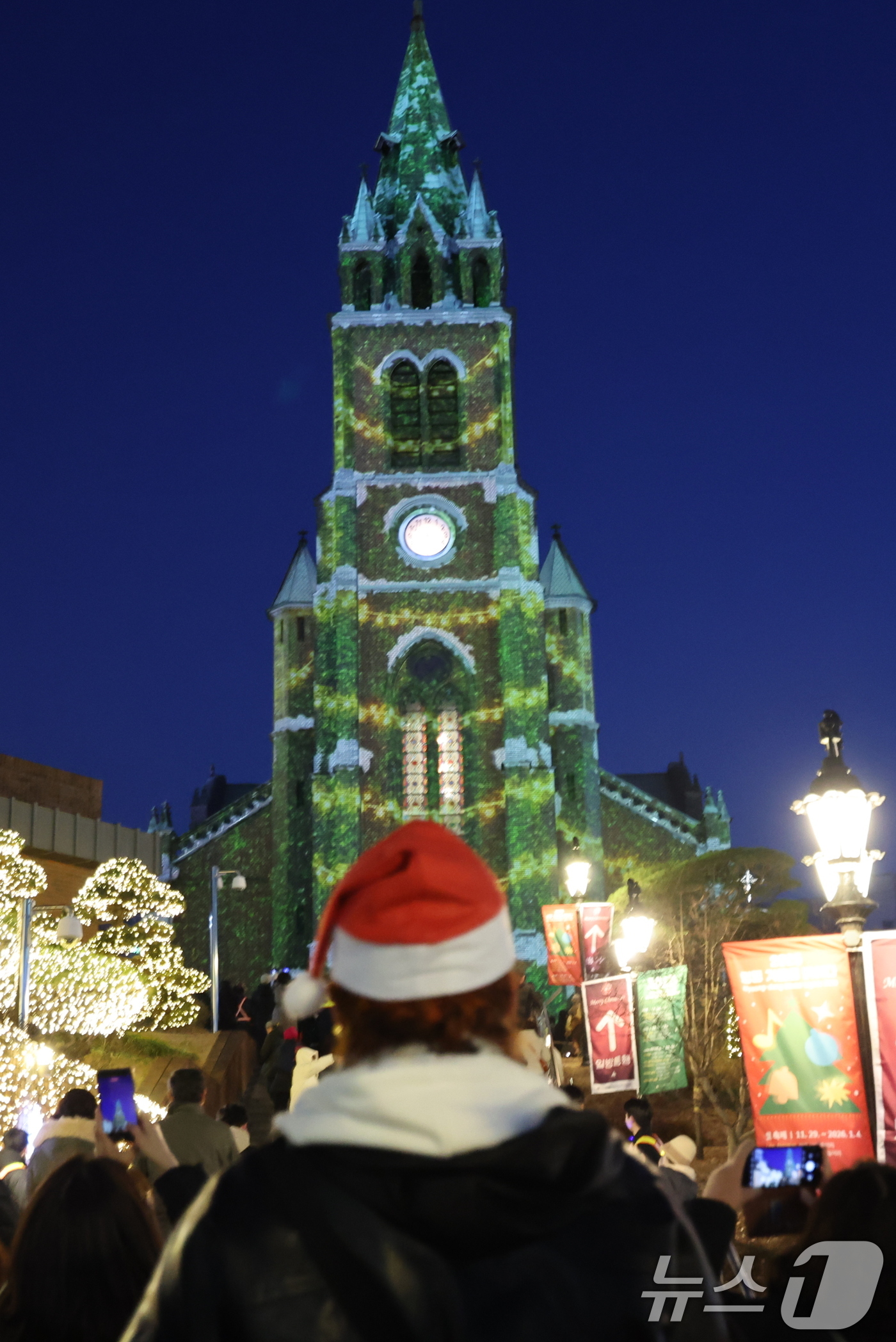 (서울=뉴스1) 황기선 기자 = 크리스마스 이브인 24일 서울 중구 명동성당 외벽에 아기예수의 탄생을 축하하는 미디어파시드가 펼쳐지고 있다. 2025.12.24/뉴스1
