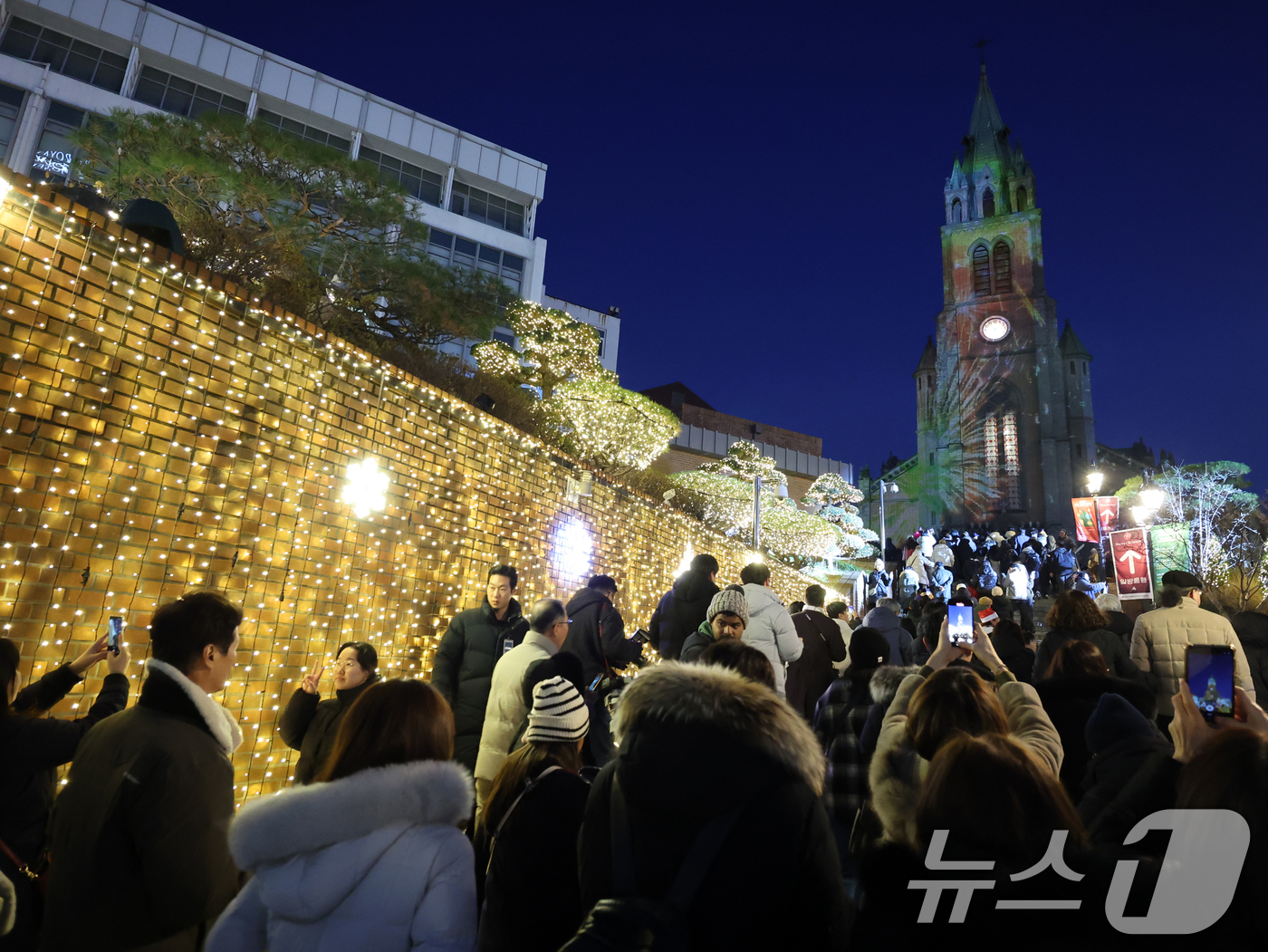 (서울=뉴스1) 황기선 기자 = 크리스마스 이브인 24일 서울 중구 명동성당 외벽에 아기예수의 탄생을 축하하는 미디어파시드가 펼쳐지고 있다. 2025.12.24/뉴스1